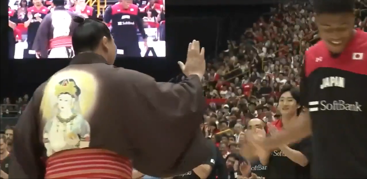 Sumo Wrestler 'Yokozuna' Hakuho makes freethrow better than Ben Simmons Rui Hachimura watching ????
