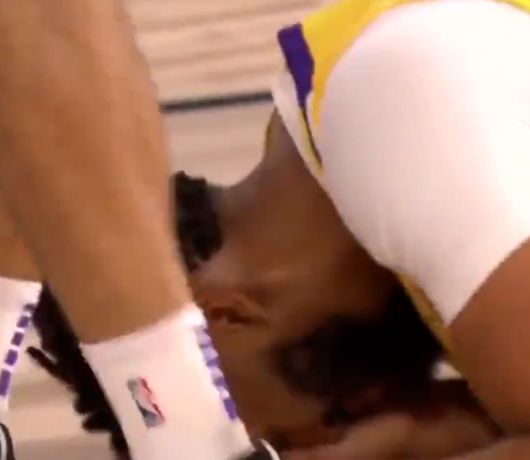 Anthony Davis Injures Eye Ball After Getting Poked and Leaves Game Immediately While Covering his Face