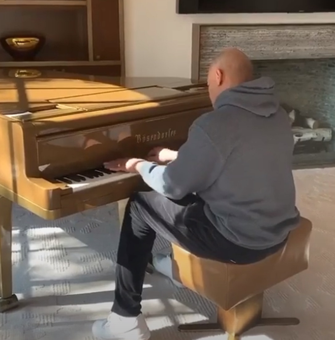 Video Footage of Dr. Dre Playing "Still Dre" on Piano Shocks Fans Again
