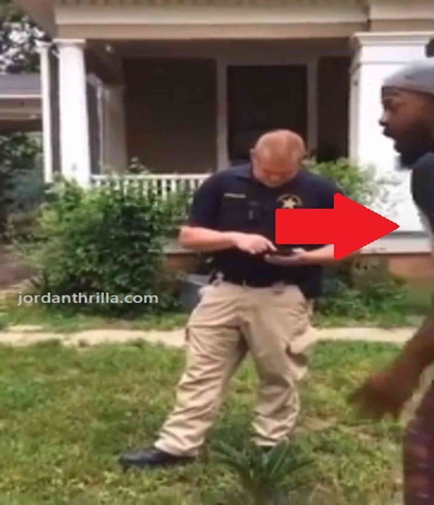 Black Man Reads Laws to Texas Police Who Try to Arrest Him For Being Suspicious in His Own Yard