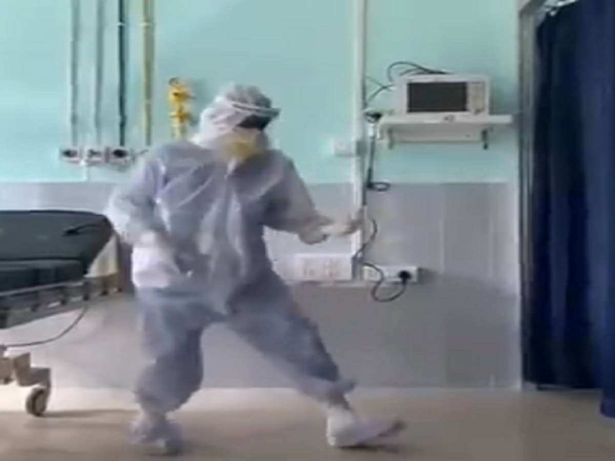 Indian Doctor Dancing in Front of COVID-19 Patients Like Michael Jackson Goes Viral