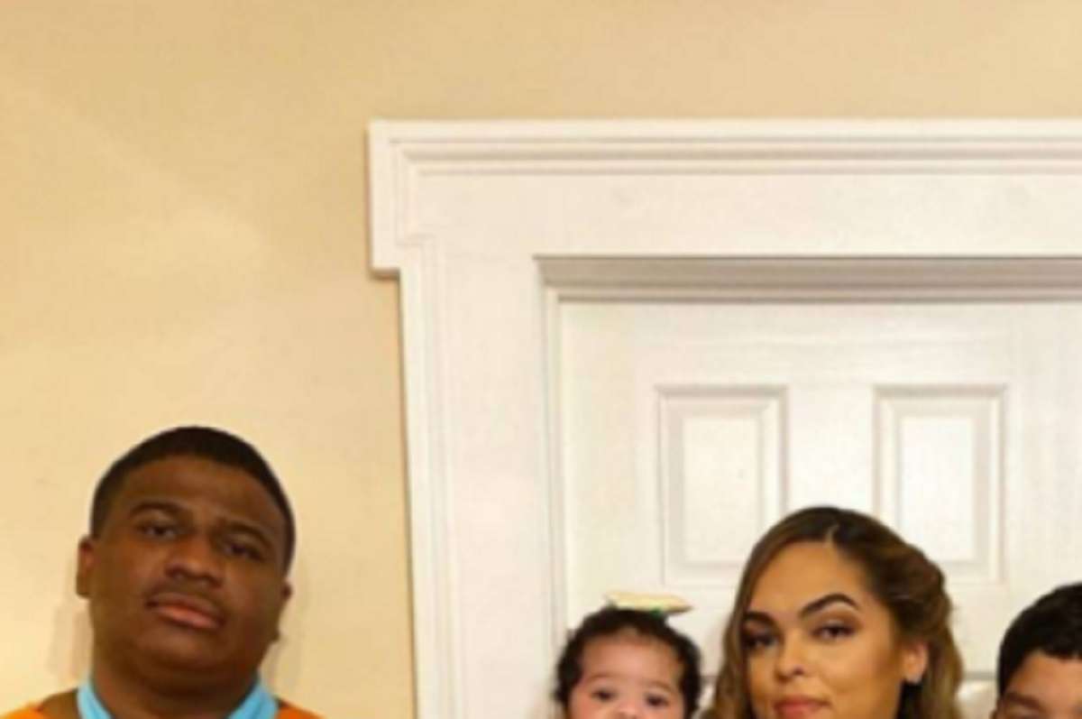 Battle Rapper DNA takes a Depressing Flintstones Family Photo with his Wife and Step Kids