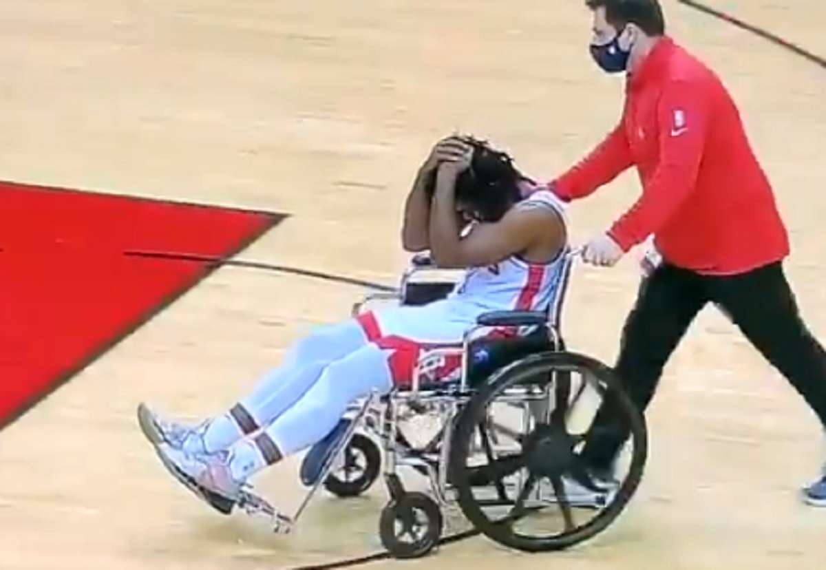 Rockets Point Guard Chris Clemons Possibly Tears Achilles Tendon Leaves Court in Wheelchair in front of John Wall and Demarcus Cousins