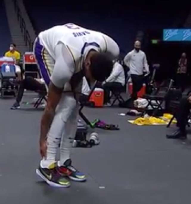 Anthony Davis holding his right Achilles tendon after injuring it against Nuggets 