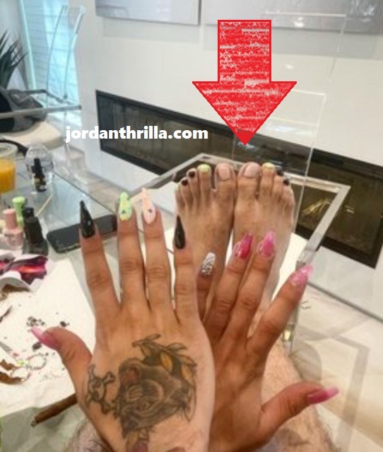 Lil Pump Huge Feet Go Viral After Lil Pump's Nails Painted Video. Lil Pump Long Feet in pictures of his painted nails