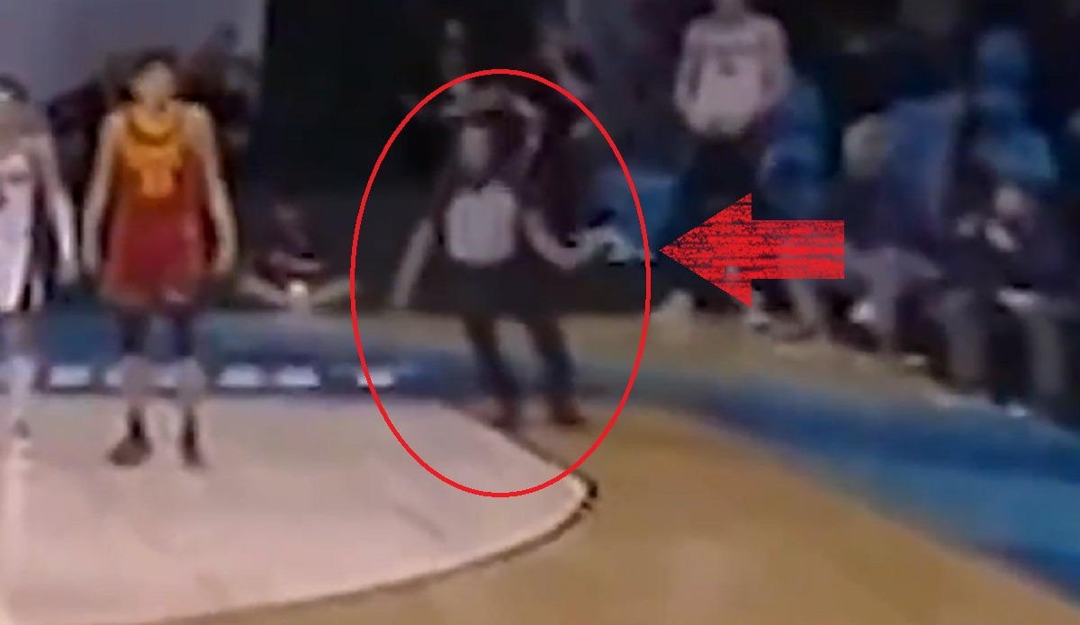 NCAA Referee Bert Smith Collapses And Hits Head Against Court Floor During Gonzaga VS USC