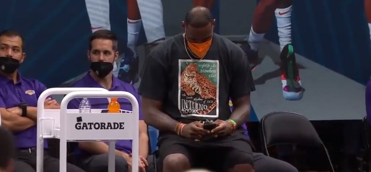 Why Was Lebron James On His Phone During Lakers vs Wizards? People Think Lebron James Was Texting A Side Chick During The Game