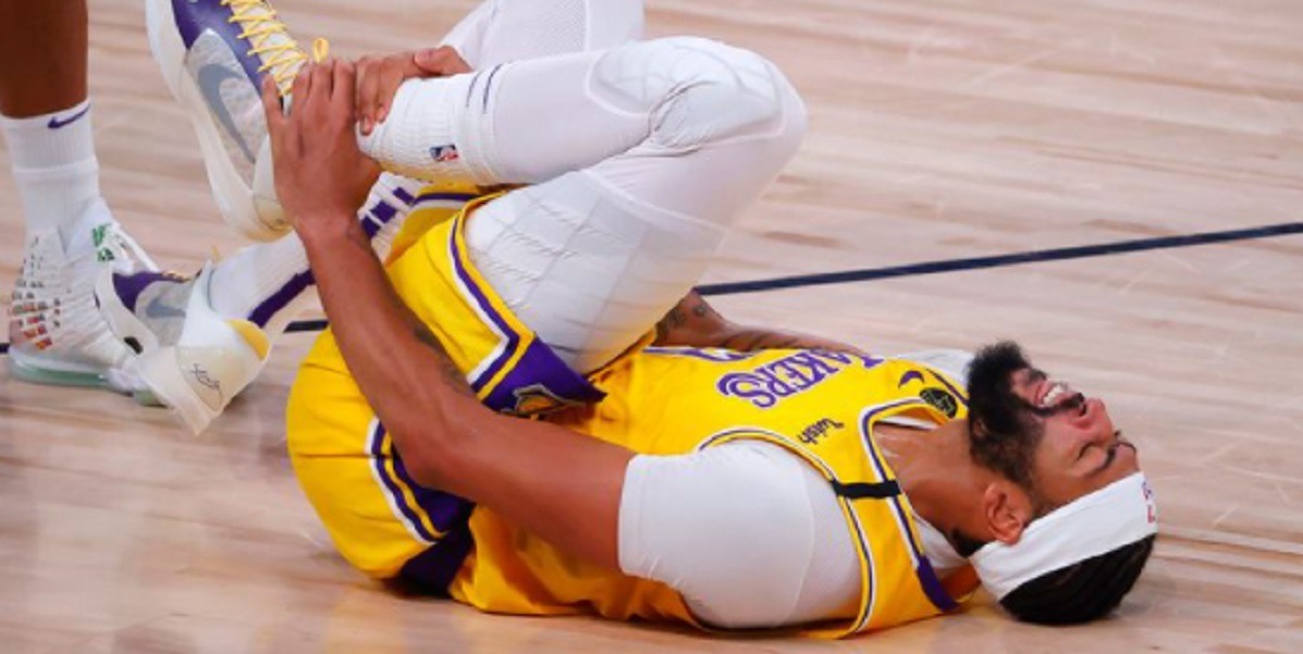 Social Media Reacts to Anthony Davis Not Starting Second Half of Game 4 vs Suns Due to Left Groin Strain