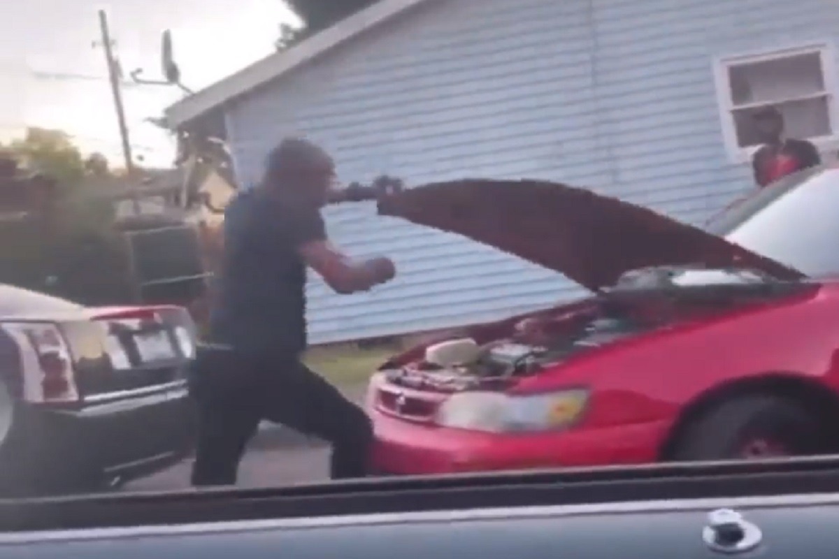 Woman Drives Off on Hood Mechanic After He Fixes Her Starter Almost Running Him Over in Viral Video