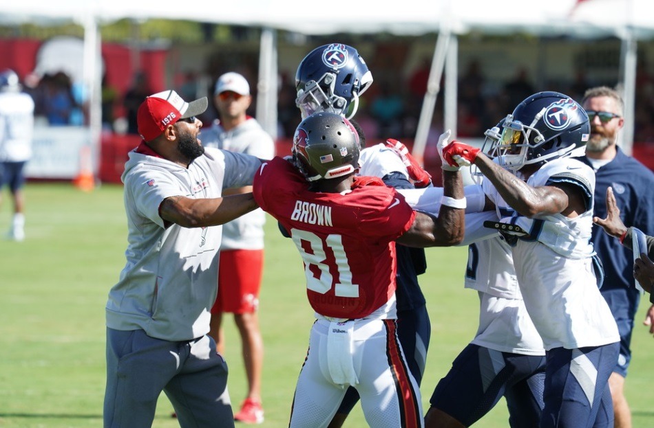 AB Antonio Brown Almost Knocks Out Chris Jackson During Fight at Bucs vs Titans Joint Practice. Antonio Brown fighting Chris Jackson. Antonio Brown punches Chris Jackson in face.