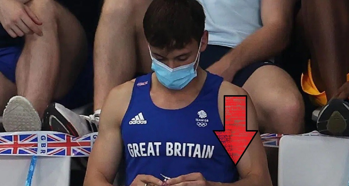 Tokyo Olympics Champion Tom Daley Knitting Pink Pouch During Women’s Springboard Diving Final Goes Viral. Tom Daley knitted pink pouch on Live TV.