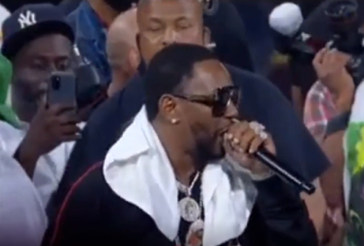 Cam'ron Threatens Crowd After Getting Booed on Stage During Dipset vs The Lox Verzuz Battle 'Get your Gun'