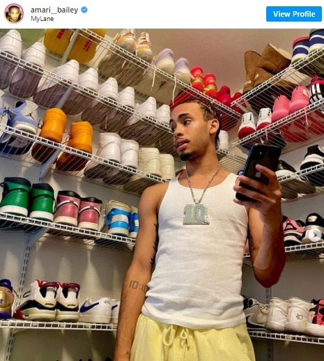 People are Clowning Amari Bailey Wearing Drake's Chain Even Though He's Smashing His Mom Johanna Leia. Drake gives Amari Bailey a chain with his jersey number.