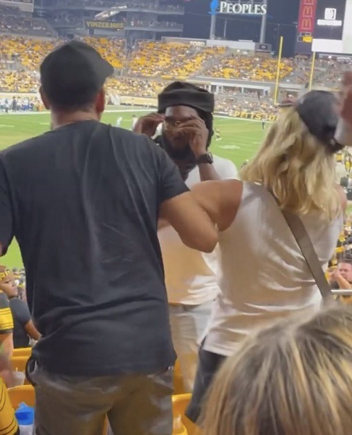 2 Chainz Looking Black Man Knocks Out White Man at Steelers vs Lions Game After The White Man's Wife Slapped Him. Fight in stands during Steeler vs Lions.