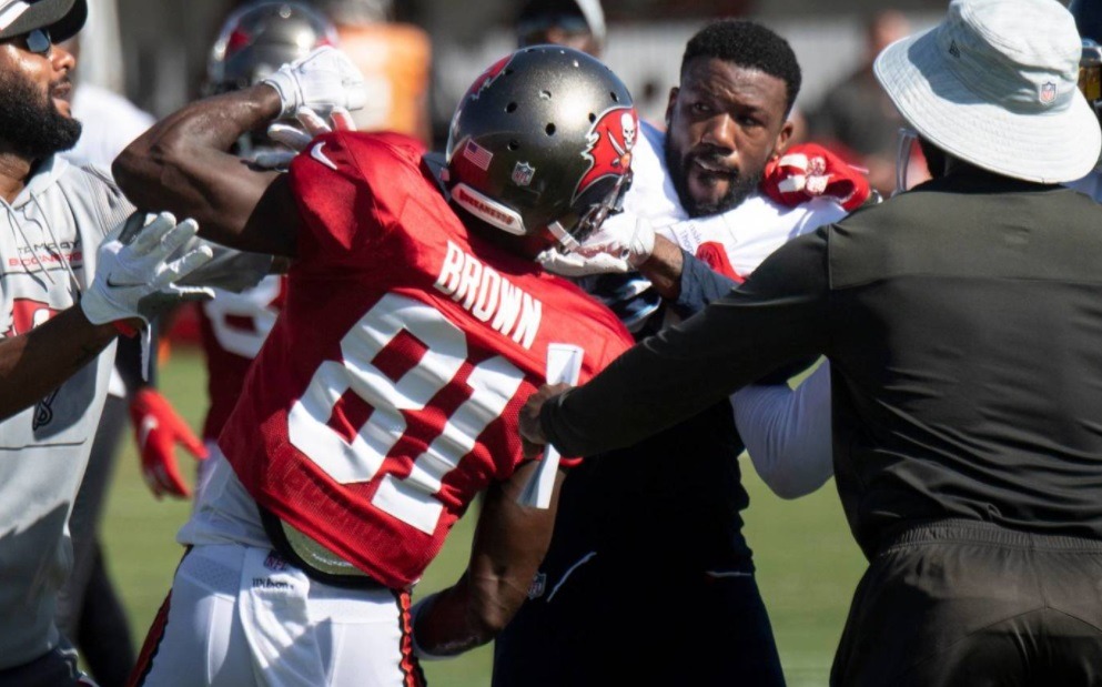 AB Antonio Brown Almost Knocks Out Chris Jackson During Fight at Bucs vs Titans Joint Practice. Antonio Brown fighting Chris Jackson. Antonio Brown punches Chris Jackson in face.