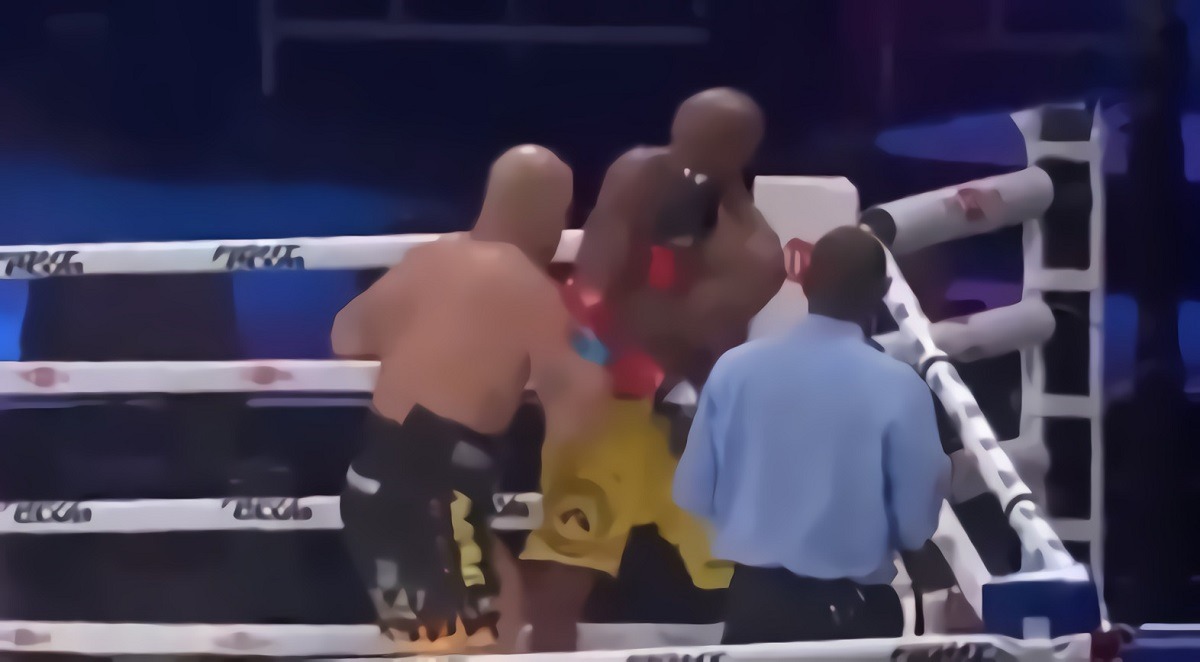 Anderson Silva Knocks Out Tito Ortiz in First Round With a Sneaky Punch To His Temple While Getting Pummeled