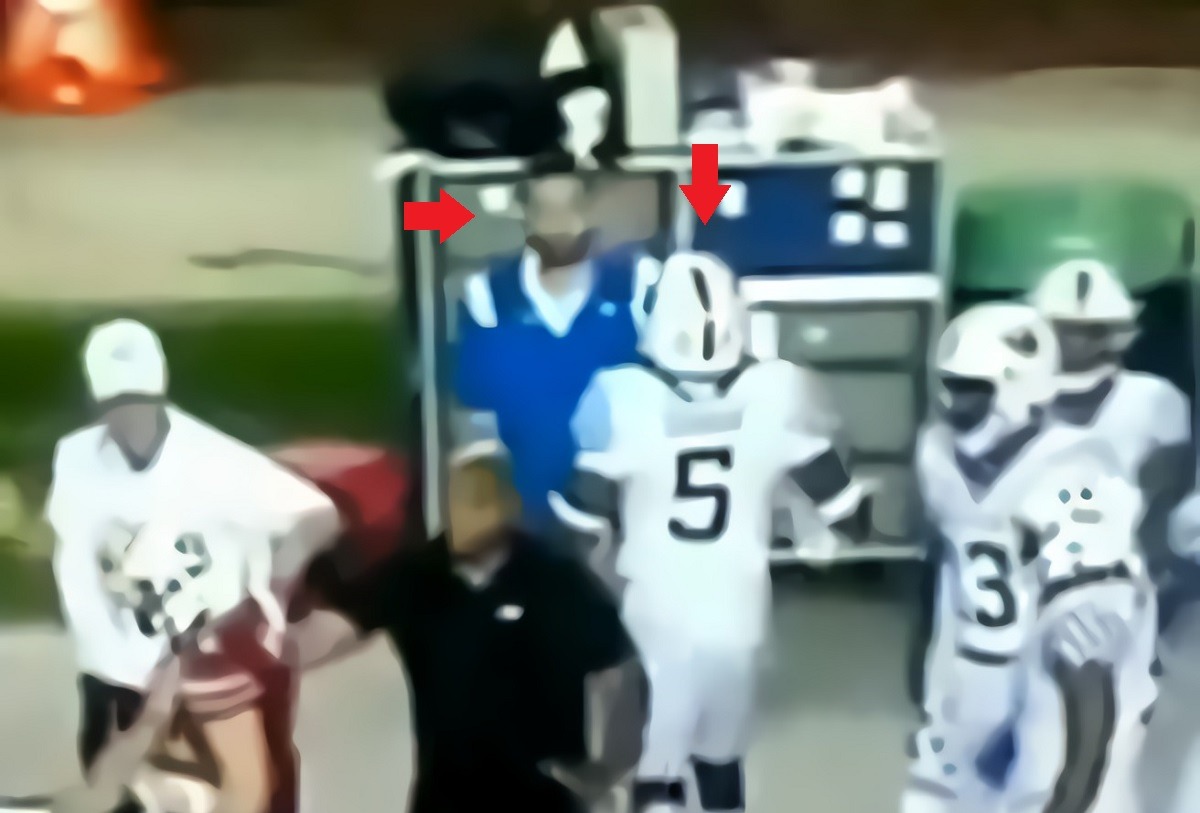 the sequence of Wildcats' linebacker Deandre Square pushing a man on his own team's coaching staff. Why Did Kentucky Linebacker Deandre Square Push a Coaching Staff Man on His Own Sideline During Wildcats vs Gamecocks? Deandre Square pushes man on his own sideline during Kentucky vs South Carolina