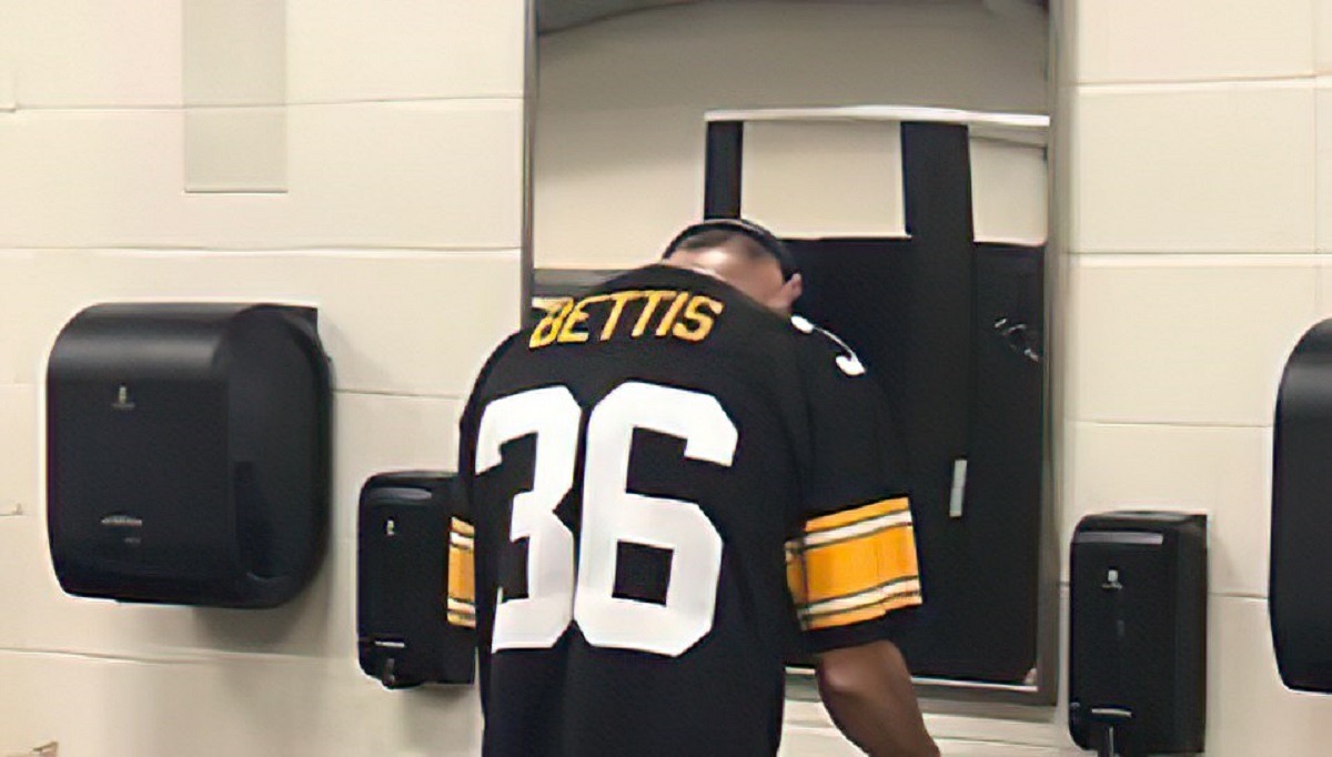 Steelers Fan Pooping Himself at Heinz Field Stadium During Steelers vs Raiders Goes Viral