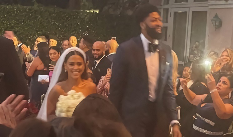 Anthony Davis Singing Dru Hill 'Never Make a Promise' To His Wife After Getting Married at Wedding Goes Viral. Videos and photos from Anthony Davis wedding. Anthony Davis getting married to Marlen P