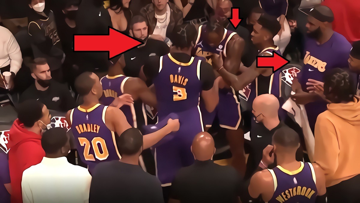 Anthony Davis Fights Dwight Howard in Lakers Huddle Pushes Him into the Crowd During Lakers vs Suns. Anthony Davis Fights Dwight Howard in Lakers Huddle During timeout. Dwight Howard fighting Anthony Davis detail. Anthony Davis arguing with Dwight Howard in Lakers huddle during timeout.
