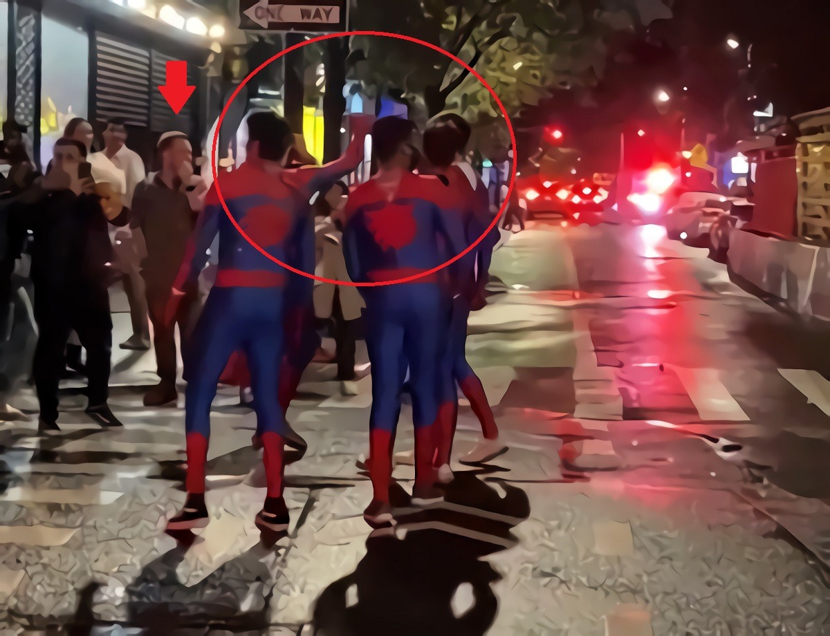 Viral Video Shows How a Spider-Man No Way Home Meme Halloween Costume Was Pulled Off Flawlessly. How 4 People Pulled Off a Spiderman No-Way Home Meme Halloween 2021 Costume. Spider-Man meme costume for Halloween. A viral video shows 4 men dressed in a Spider-Man meme costume for Halloween 2021. The Spider-Man No Way Home trailer meme costume is comprised of 4 separate Spider-Man costumes. To complete the look you have stand in an outdoor area, and start pointing at the people wearing the other three parts of the costume. Once you do those two things all 4 people become a Spider-Man No Way Home meme costume for Halloween.