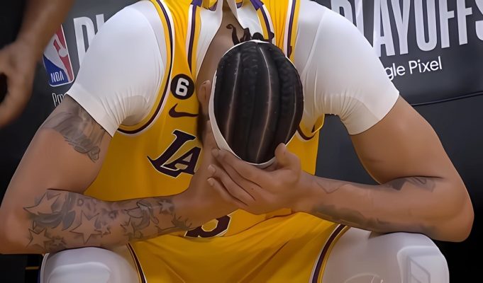 Anthony Davis Wheelchaired Out Warriors' Arena After Taking Elbow to the Head from Kevon Looney