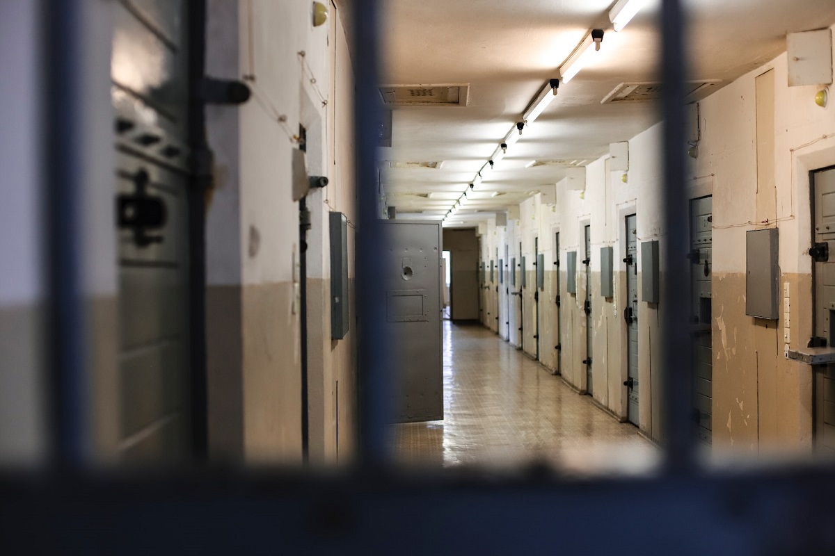 New Prison Photo of Fetty Wap in Jail Looking Depressed Behind Muscular Man Goes Viral