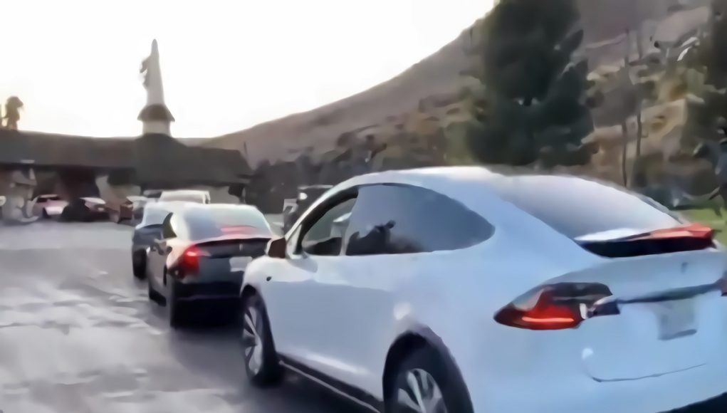 Tesla-charging-line-california