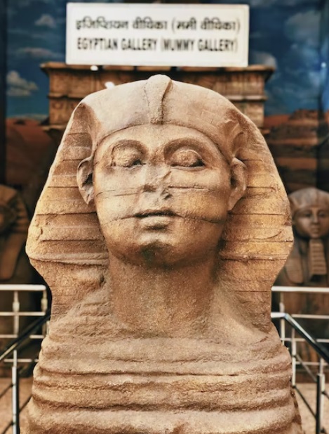 Why are so many noses missing from Egyptian Statues?