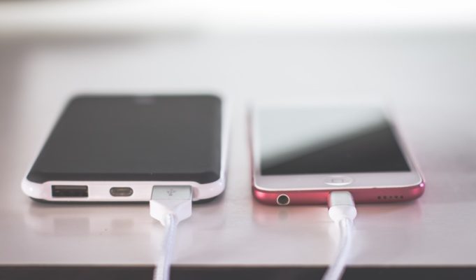 Social Media Roasts Apple iPhone's USB-C Defiance after Elizabeth Warren Cancels Chargers