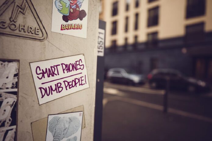 dumb-phones-viral-trend
