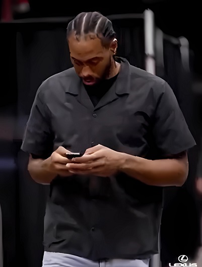The Small Size of an iPhone 14 Pro Max in Kawhi Leonard's Large Hands Goes Viral