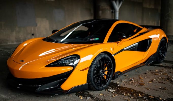 kid-smashes-window-of-250k-Mclaren-with-skateboard-2