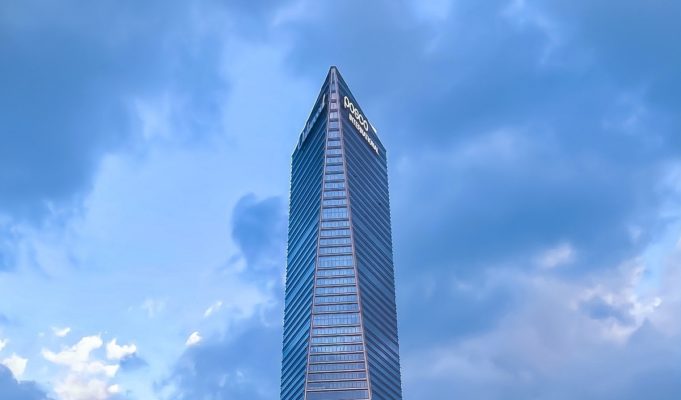 Korean News Station Filming On Top Skyscraper Building Instead of Using Green Screen Goes Viral