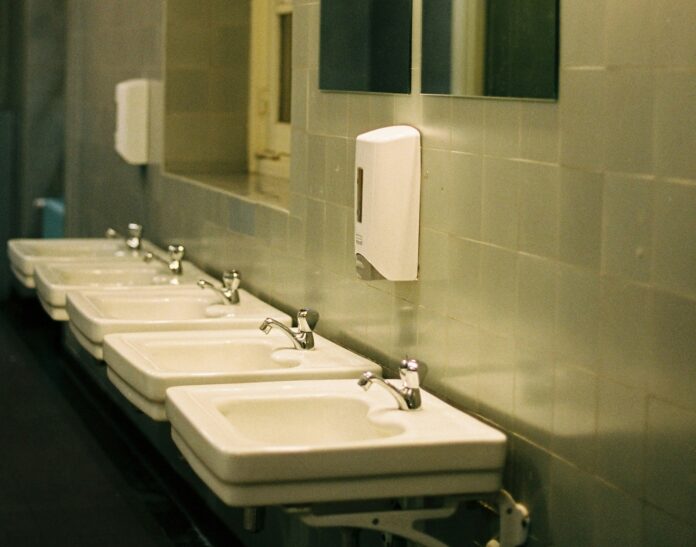 live-streamer-blocks-old-man-from-using-sink