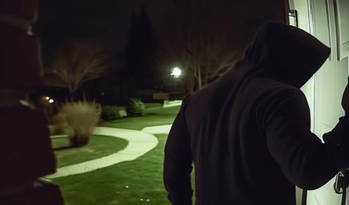 man-knocks-on-neighbor-door-wife-cheating-1