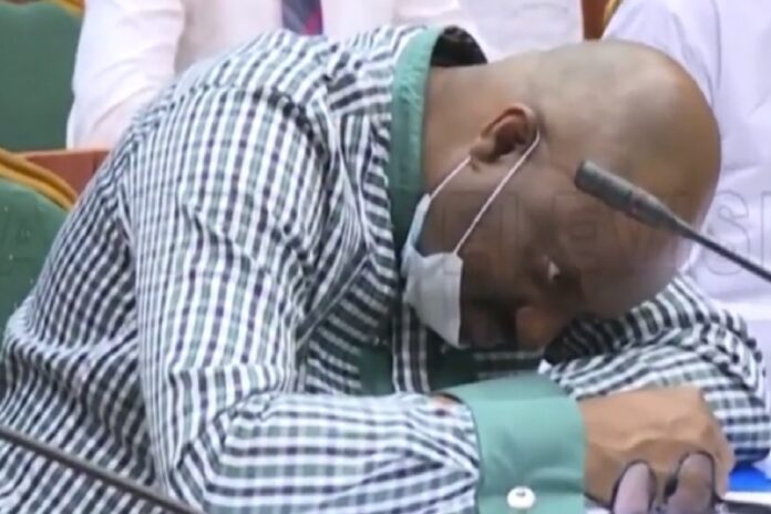 nigerian-official-fake-faint-3