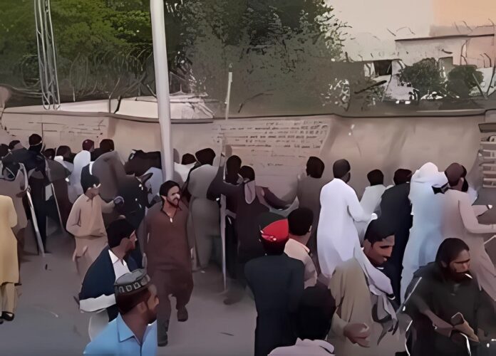 pakistan-protesters-pf-air-base-1