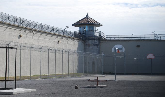 Is El Chapo's Wife Cheating With a Black Man Inmate Named 'Michelle Hebron'? New Prison Photo Sparks Conspiracy Theories