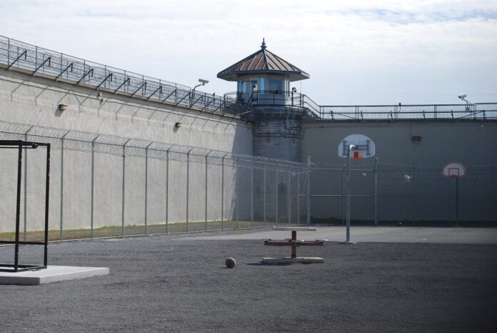 prison-photo-el-chapo-wife-cheating-black-man-michelle-hebron-rumor-2
