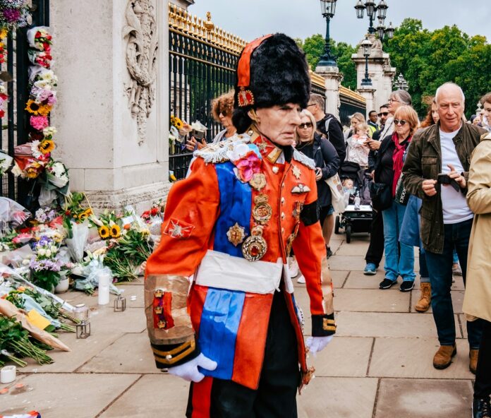 queen elizabeth buckingham palace guard london uk