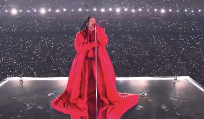 Rihanna's Stage Platform Wobbling 200ft in Mid-Air During Super Bowl LVII Performance Trends after Second Pregnancy Rumor