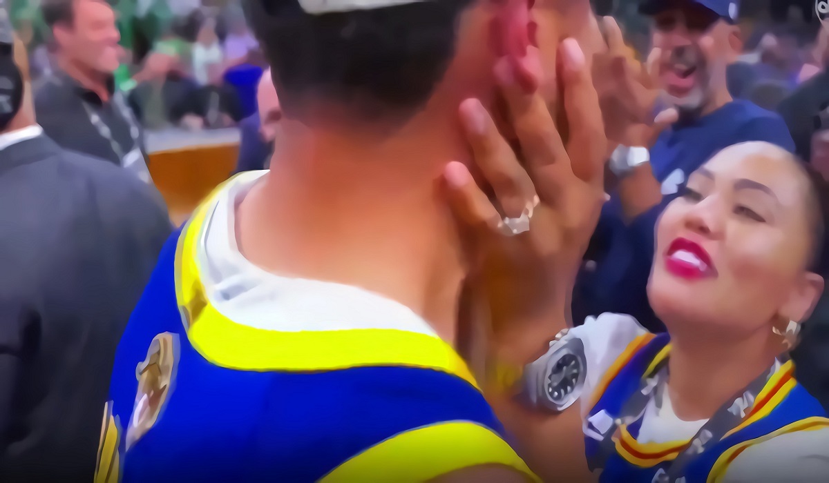 Ayesha Curry Puts Lipstick on Stephen Curry's Lips While Celebrating 2022 Championship Win