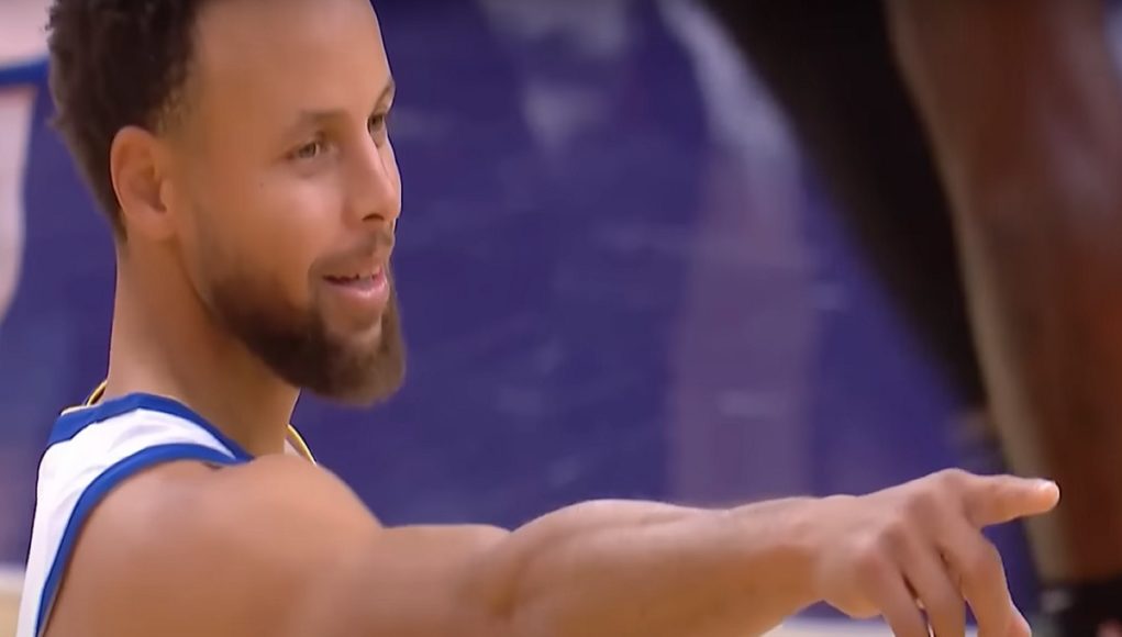 stephen-curry-pointing-at-kevin-harlan-jinx