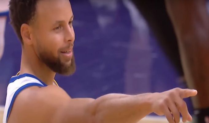 stephen-curry-pointing-at-kevin-harlan-jinx