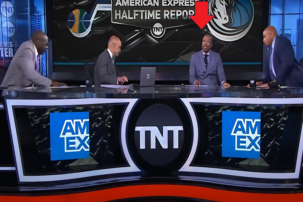 Kenny Smith Faking Out Inside NBA Crew with 'Kenny Race to the Board' Pump Fake Goes Viral