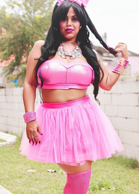 Latin woman wearing Barbiecore inspired Barbie Outfit