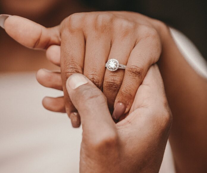 womans-bracelet-in-marriage-proposal-photo
